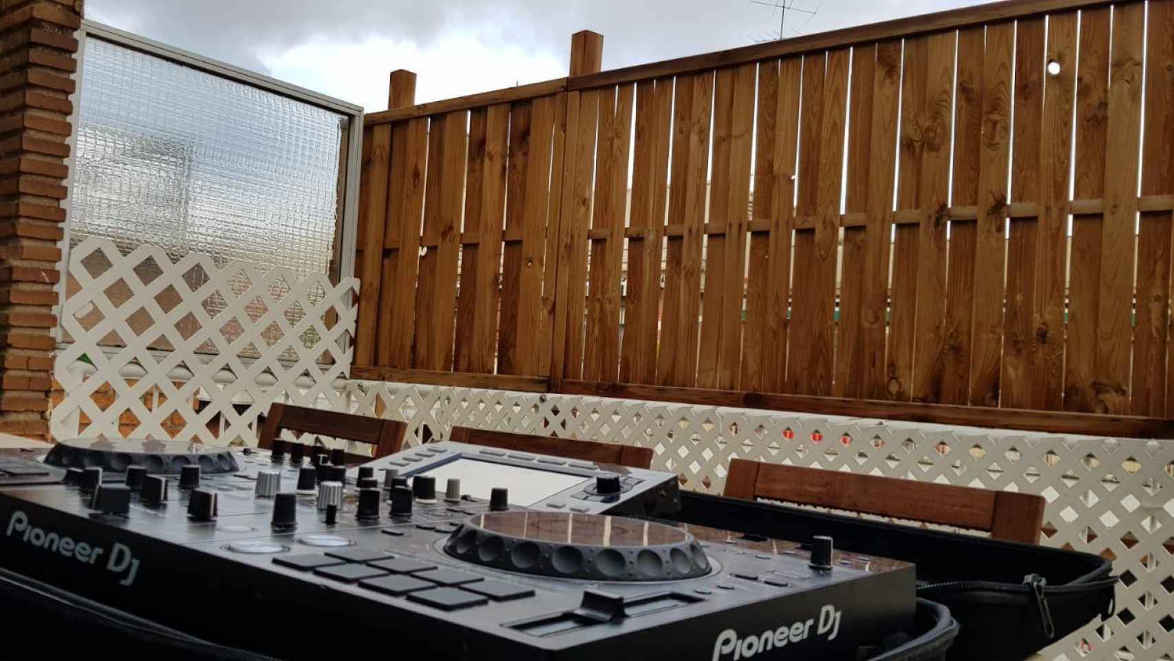 La mesa de mezclas de DGC ubicada en el balcón de su casa, donde pinchaba música estos días.