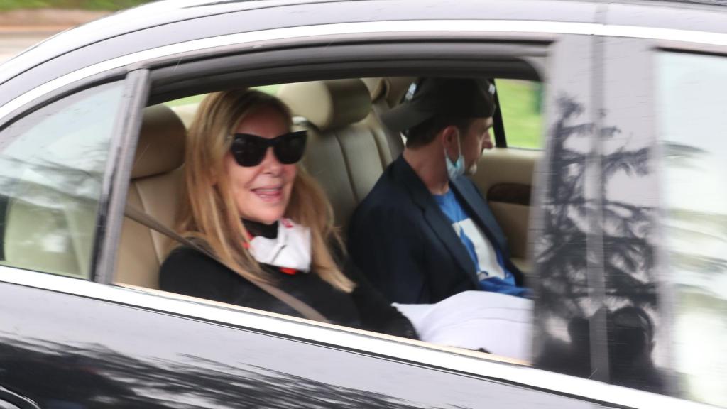 Ana Obregón y Alessandro Lequio al llegar a Madrid. Este último, con la camiseta azul de su hijo Álex.