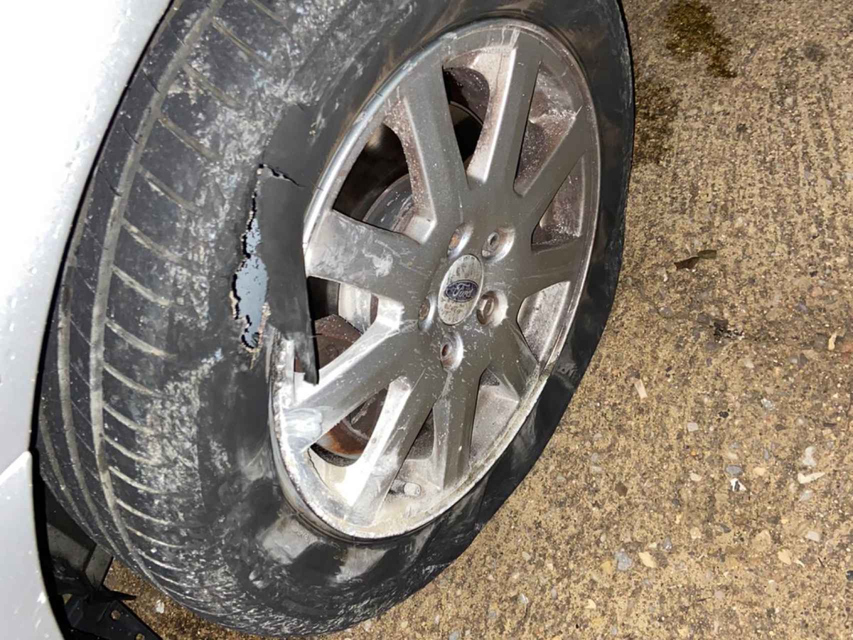 La rueda destrozada del coche