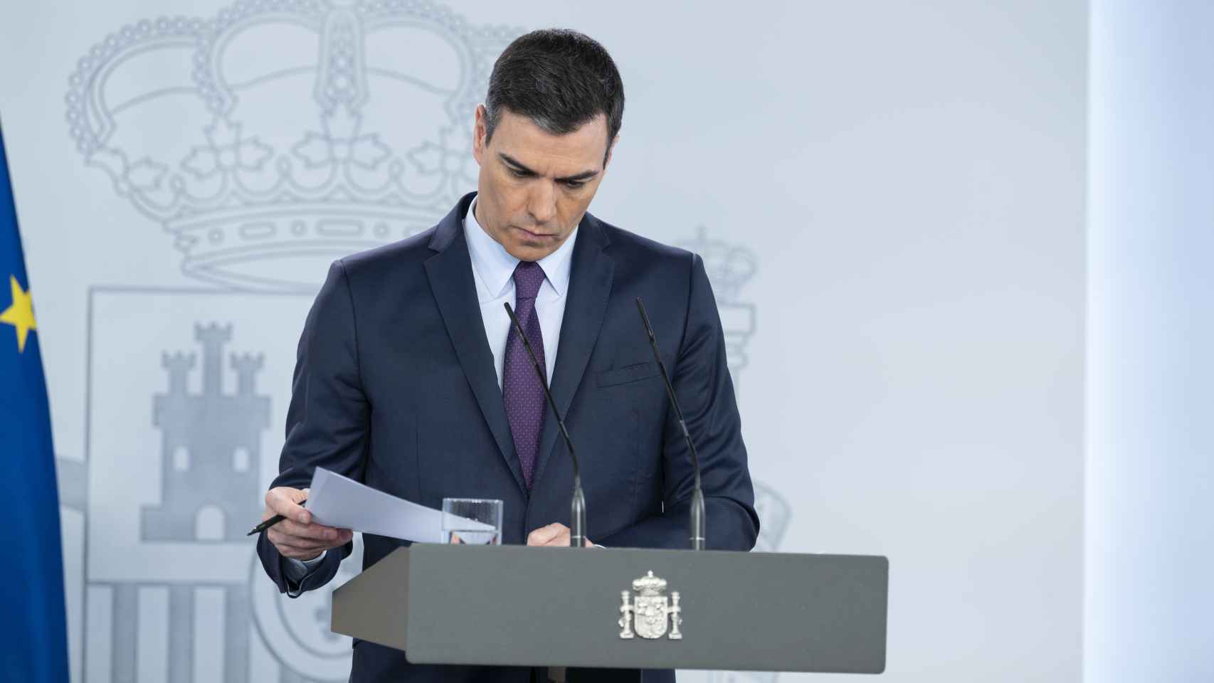 Pedro Sánchez consulta sus notas durante su comparecencia en Moncloa.