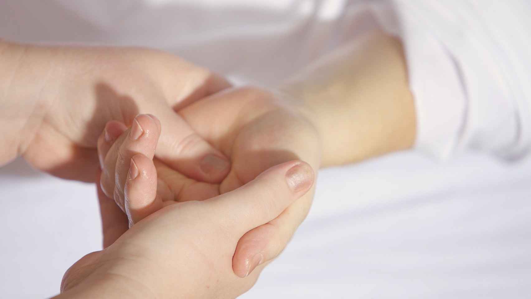 Orden alfabetico Creyente sugerir Por qué se me duermen las manos? 9 señales que nos da el cuerpo