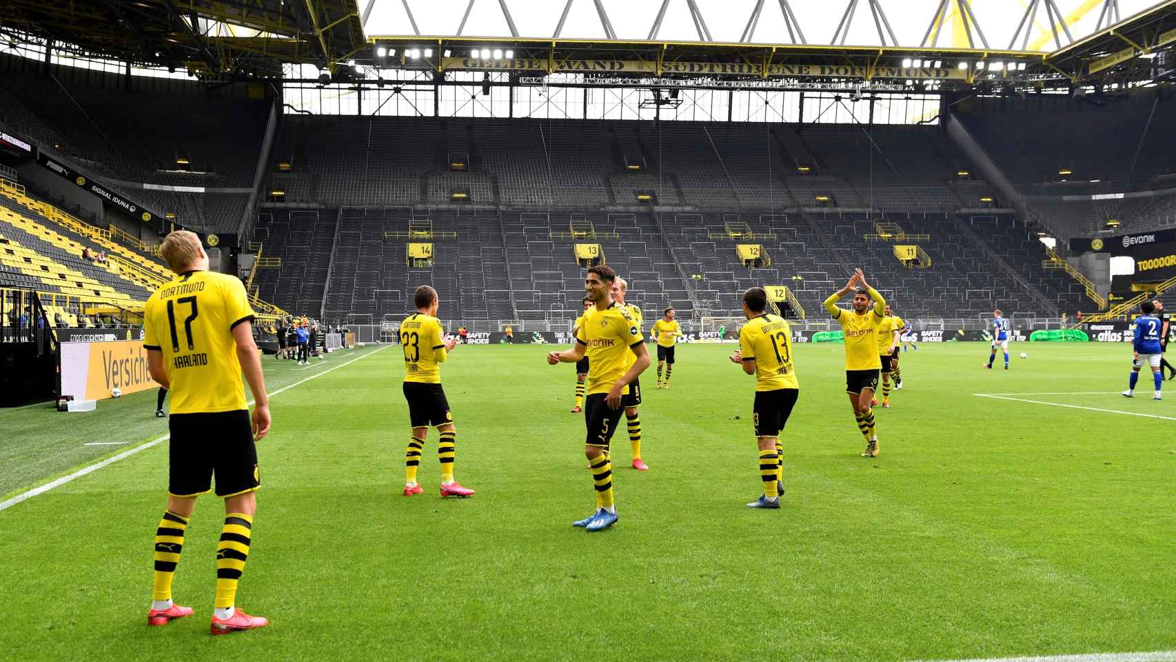 Haaland celebra su gol separado de sus compañeros del Borussia Dortmund