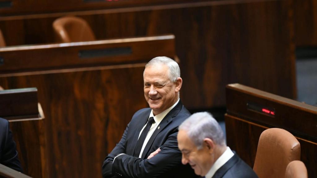 Beny Gantz, primer ministro alterno, durante la toma de posesión junto a Netanyahu.