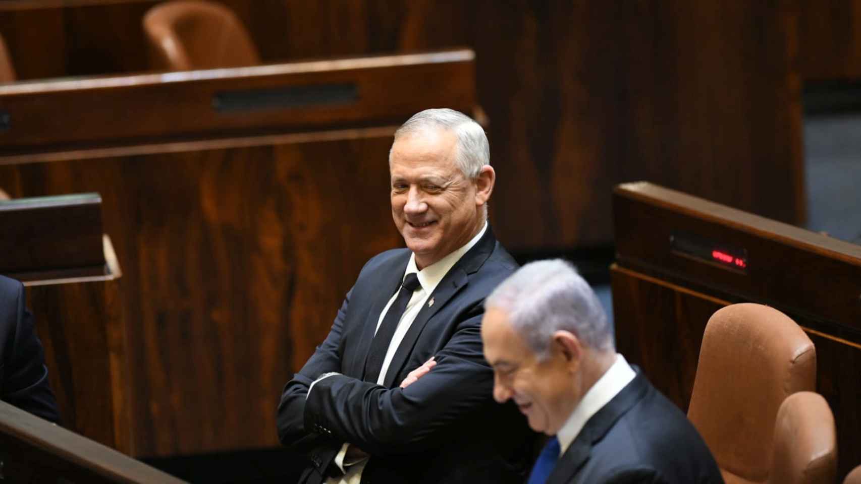 Beny Gantz, primer ministro alterno, durante la toma de posesión junto a Netanyahu.
