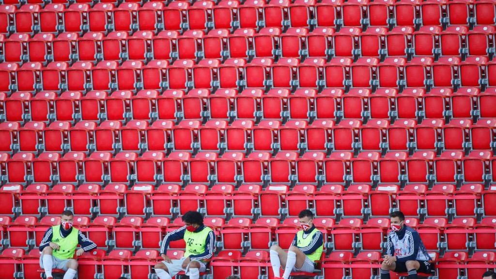 Los suplentes del Bayern Múnich en las gradas del estadio del Union Berlin