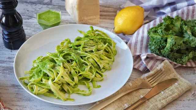 Tallarines al pesto de kale, super verdes y nutritivos