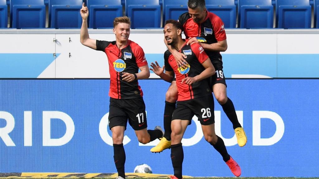 Jugadores del Hertha de Berlín celebran un gol abrazándose