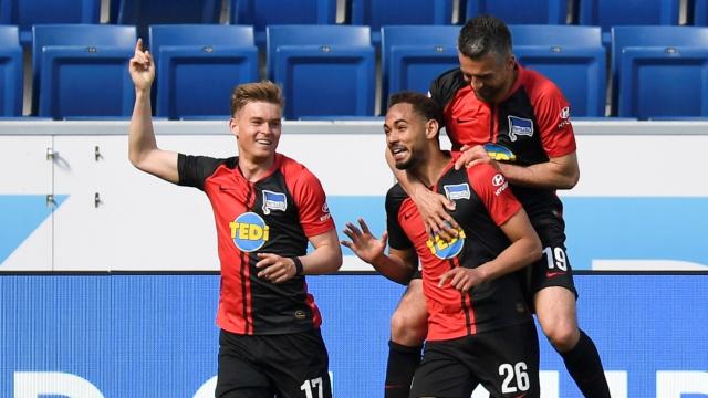 Jugadores del Hertha de Berlín celebran un gol abrazándose