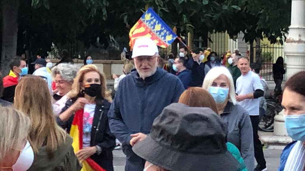 Juan Roig, fotografiado el sábado en Valencia, junto a una manifestación de apoyo al Ejército y a la bandera.