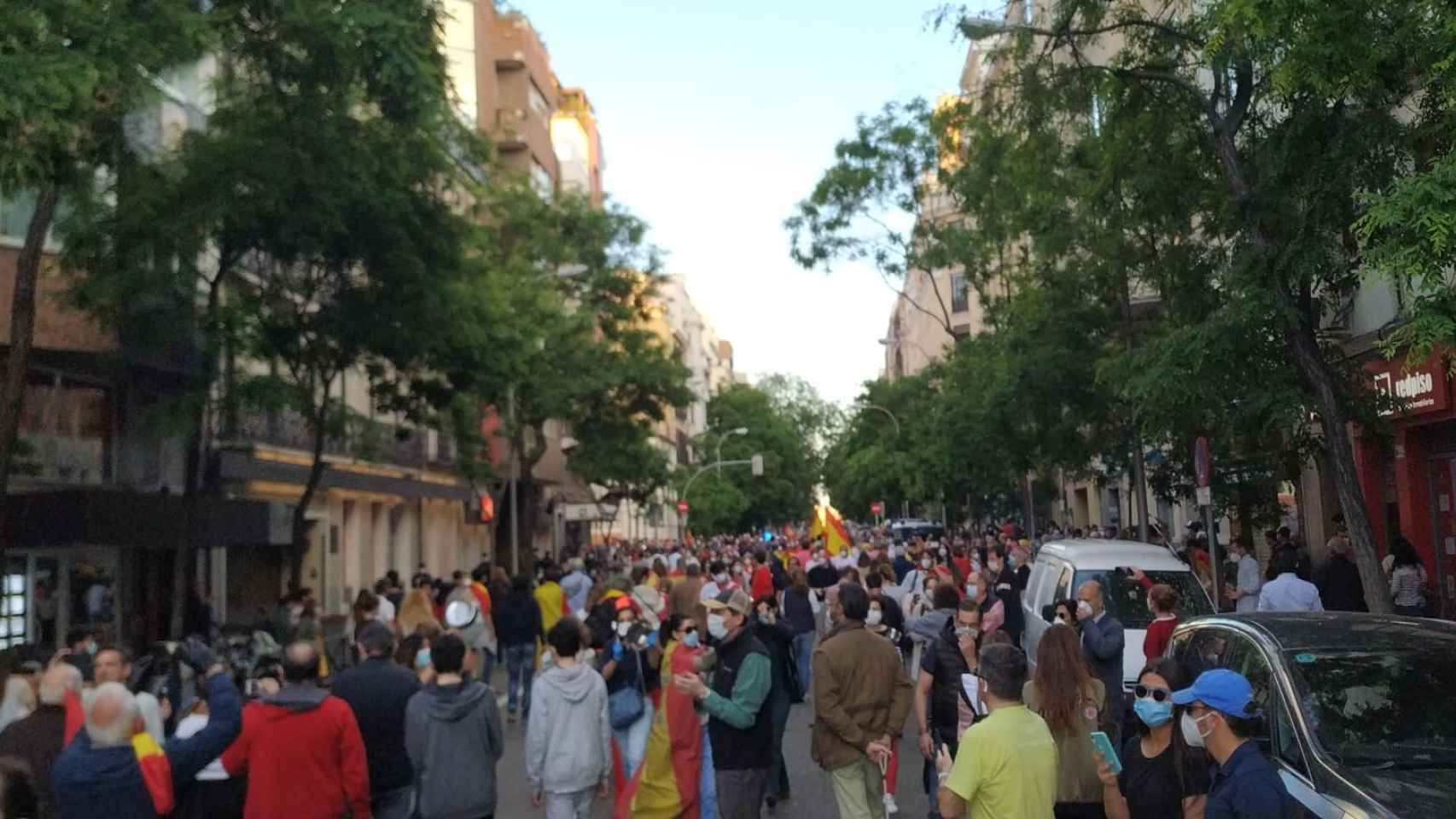 Los manifestantes se agolpan a las puertas de la sede del PSOE, en la calle Ferraz  de Madrid.
