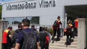 Trabajadores de la planta de Mercedes-Benz de Vitoria entran a las instalaciones.