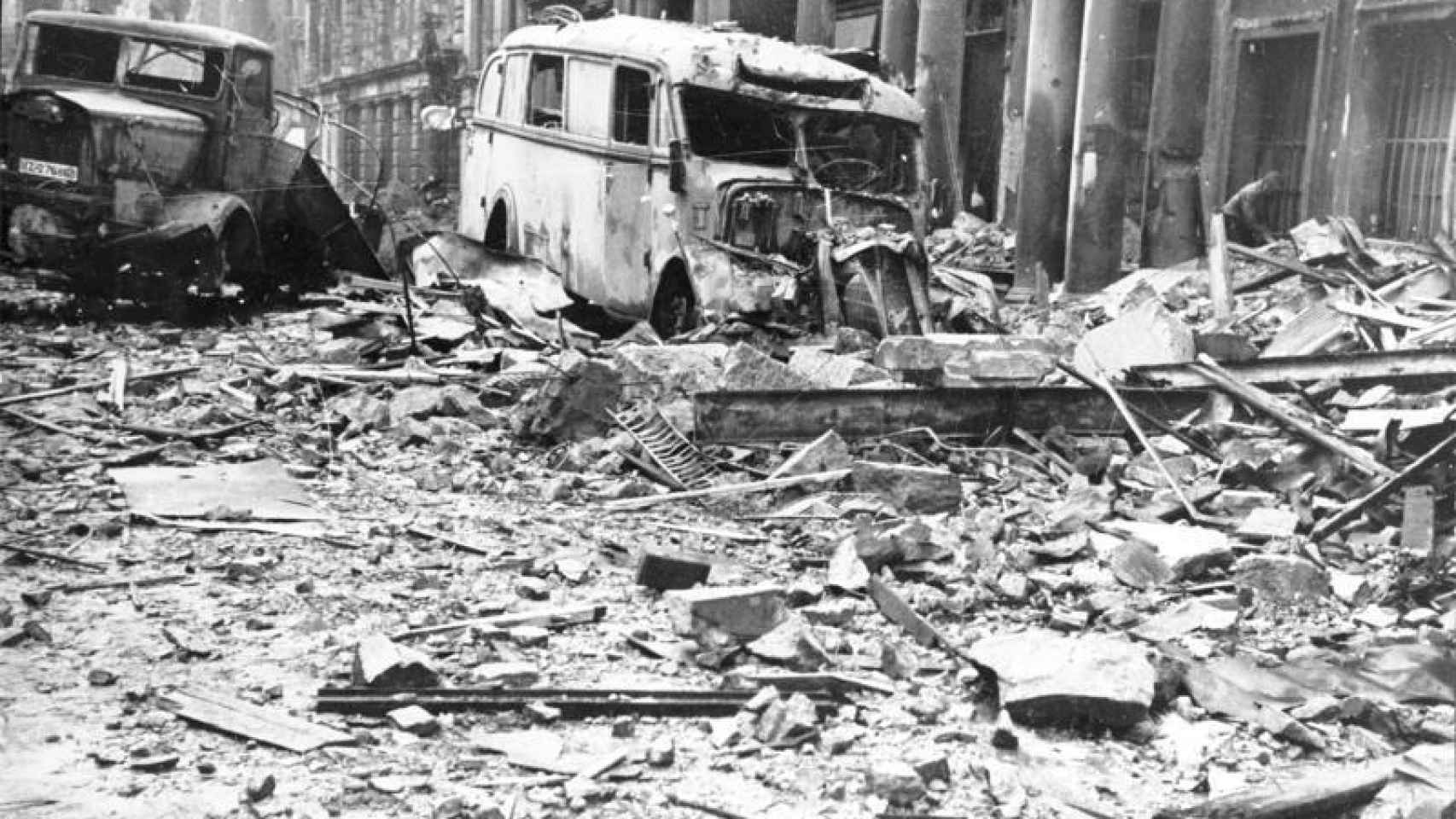 Un camión y autobús destruidos en las calles de Berlín, mayo de 1945.