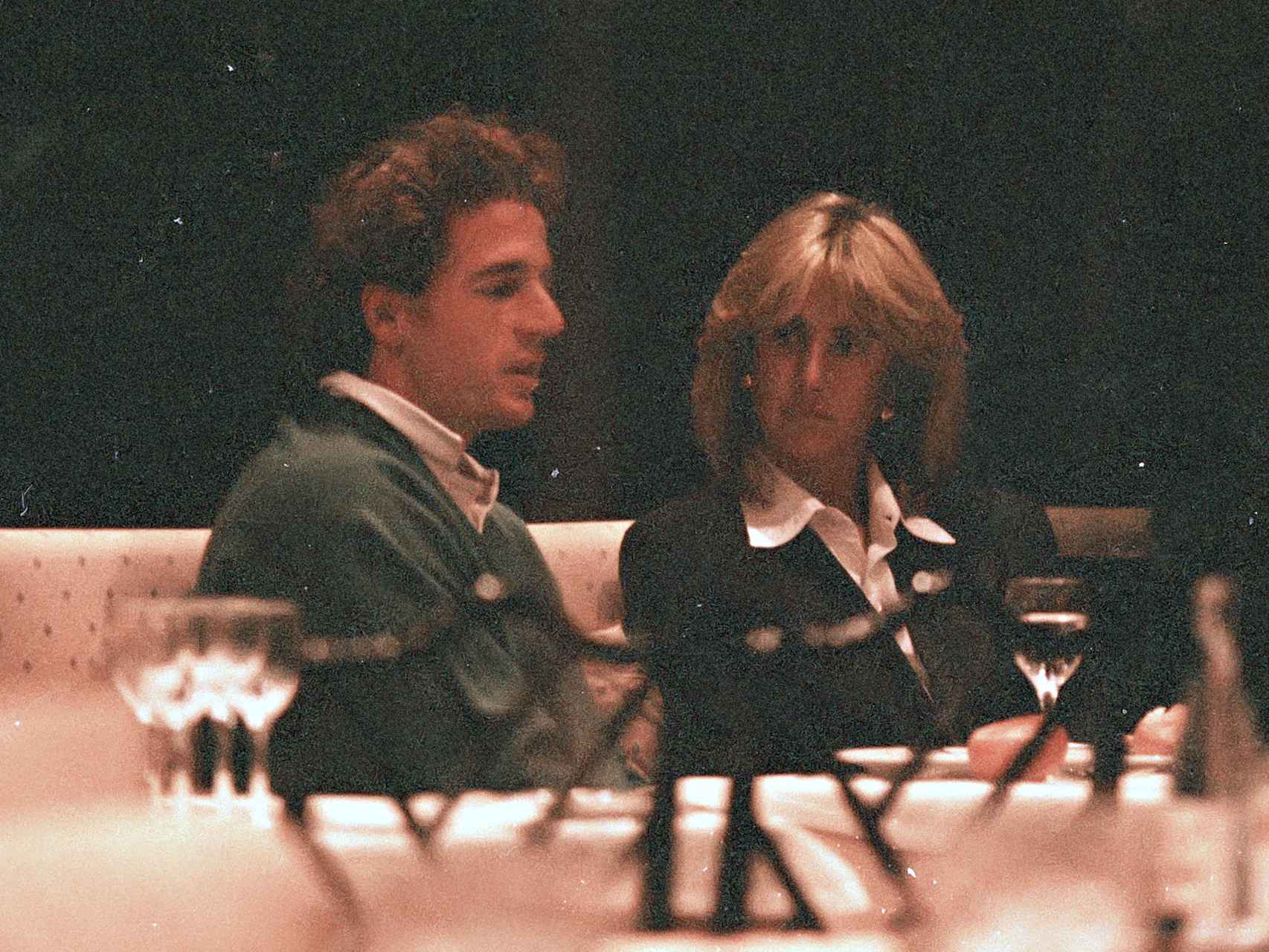 Alessandro y Silvia cenando en un restaurante en 1995.