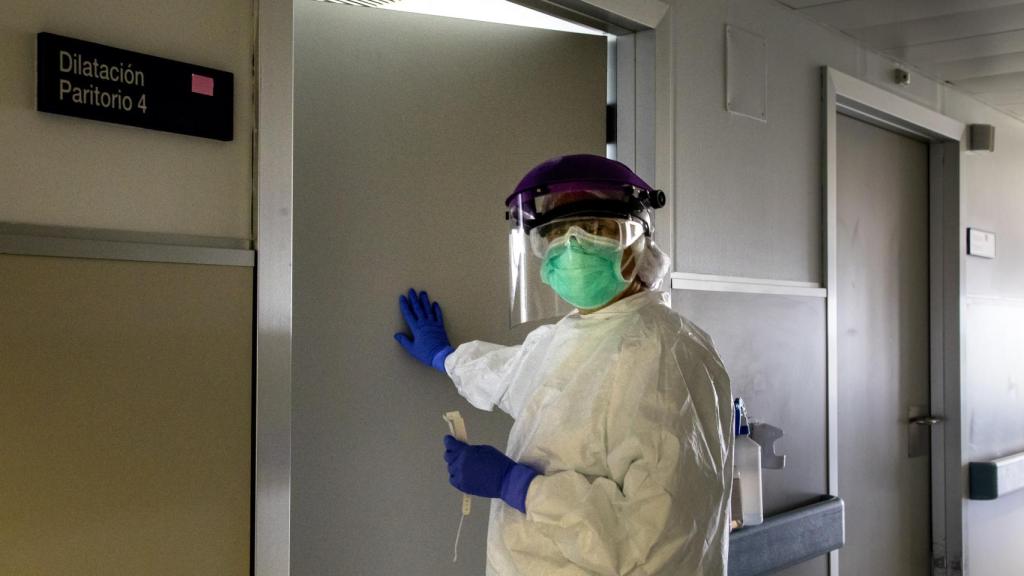Planta 3, de la Maternidad de La Paz. Una de las matronas, a punto de entrar a asistir a una mujer con coronavirus.