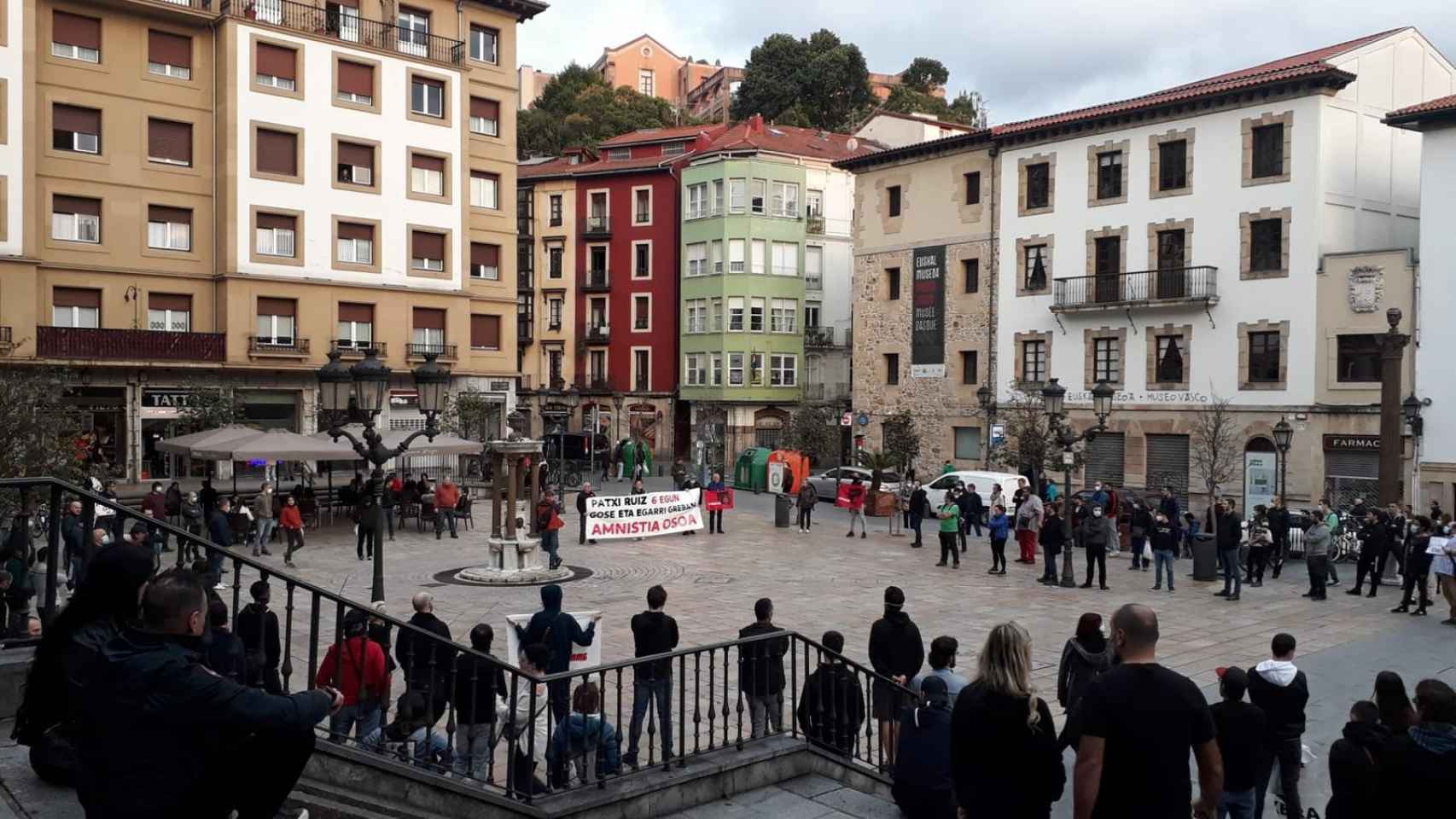 Congregación en apoyo del etarra Patxi Ruiz en Bilbao, en la Plaza Miguel de Unamuno.