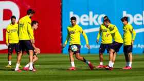 Futbolistas del Barcelona en un entrenamiento