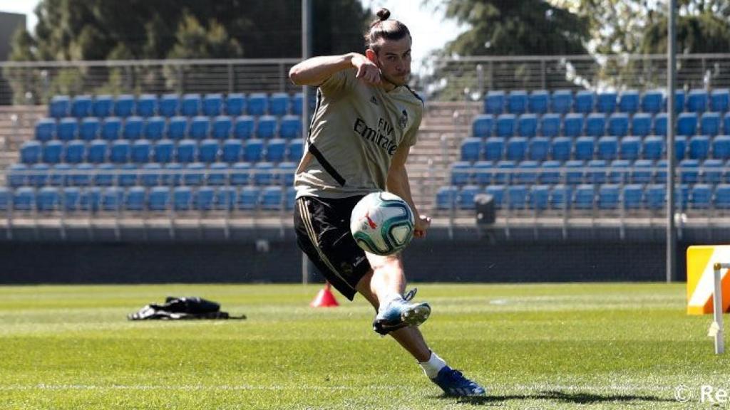 Gareth Bale golpea un balón en un entrenamiento del Real Madrid