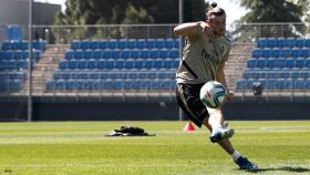 Gareth Bale golpea un balón en un entrenamiento del Real Madrid