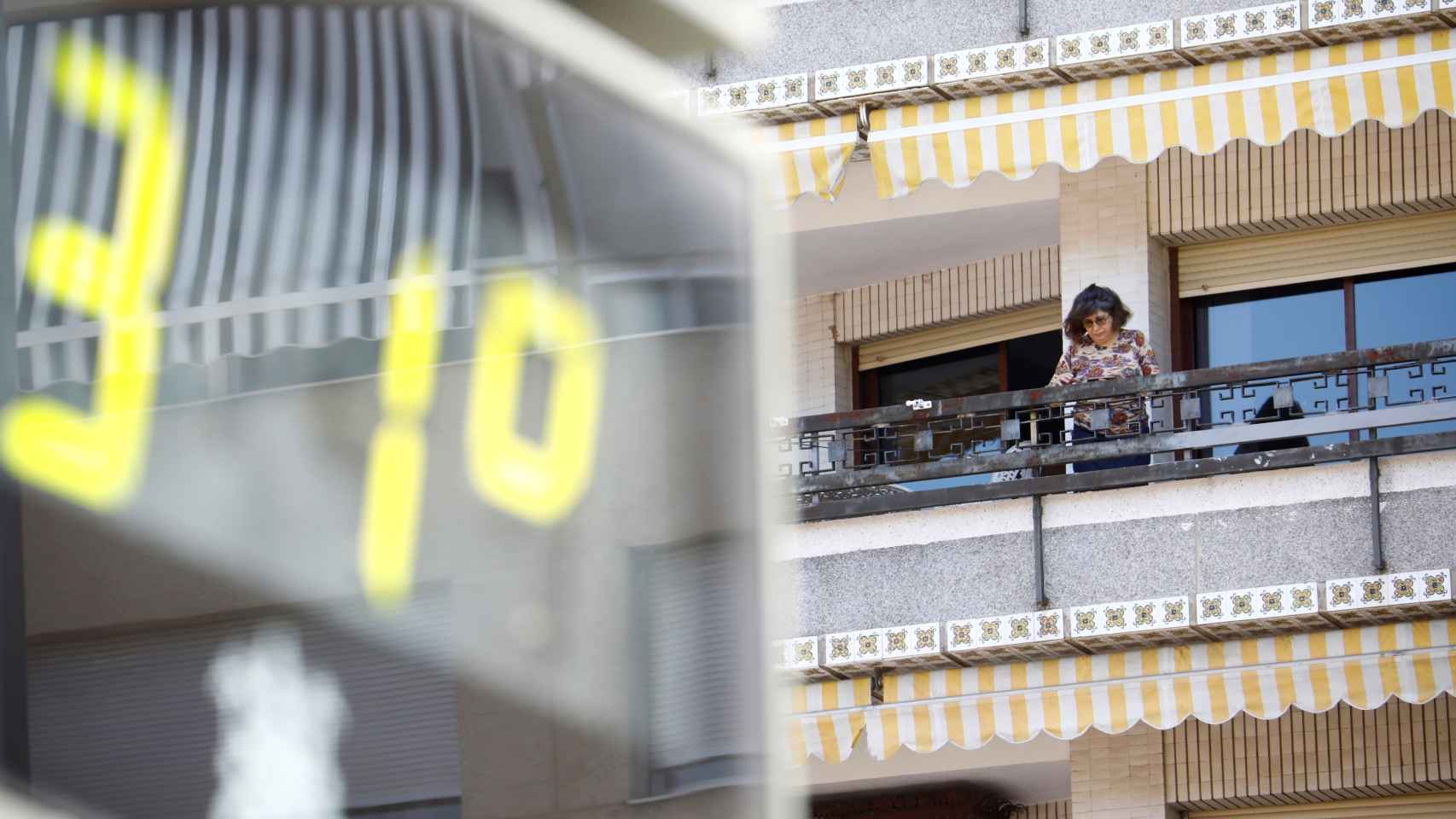 Una mujer en su vivienda mientras que el termómetro marca 31 grados en Córdoba el pasado 8 de mayo.