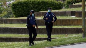 Dos policía municipales en la pradera de San Isidro este fin de semana.
