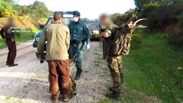 La Guardia Civil, deteniendo a unos cazadores furtivos.