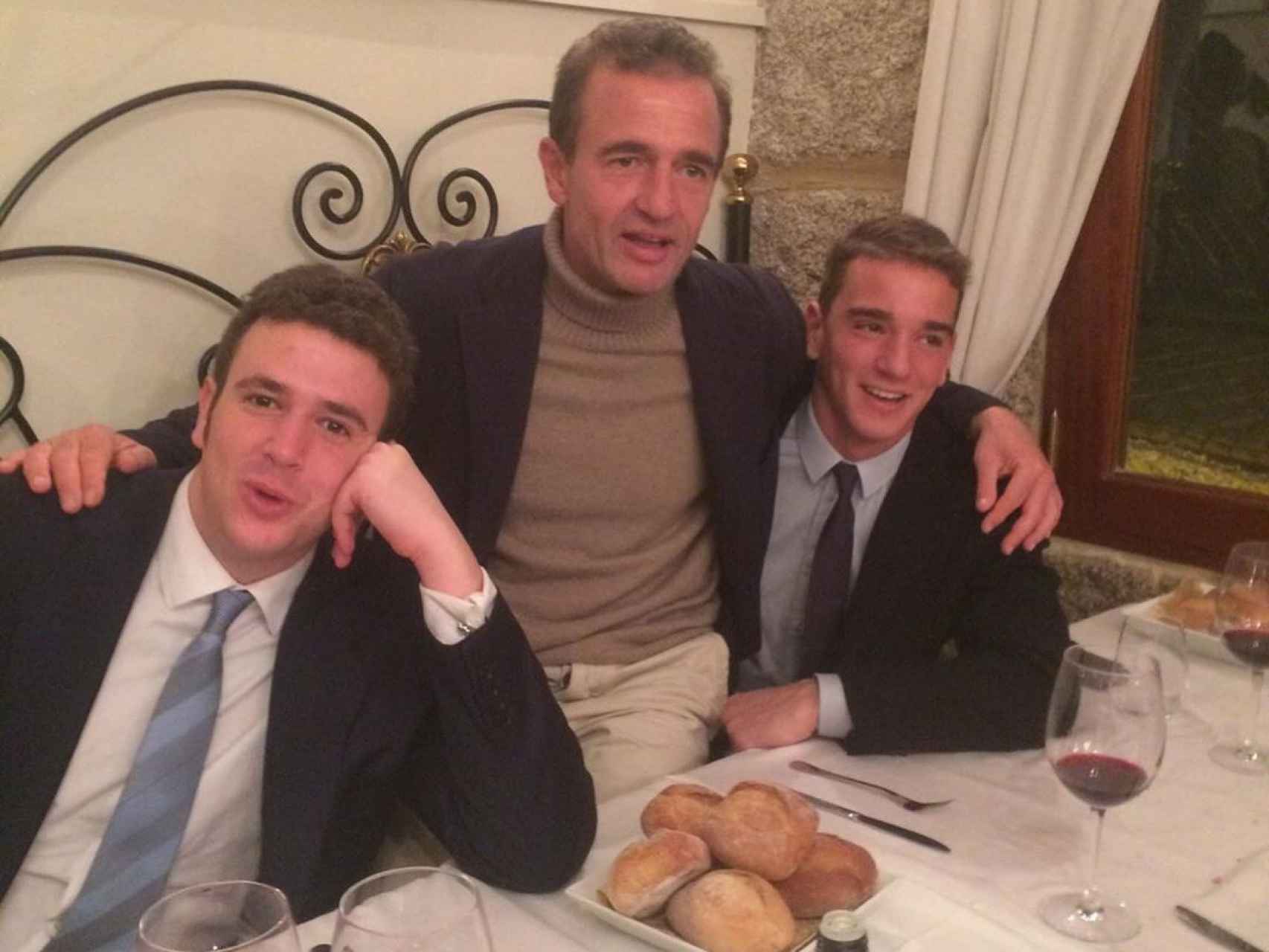 Alessandro Lequio junto a sus dos hijos.