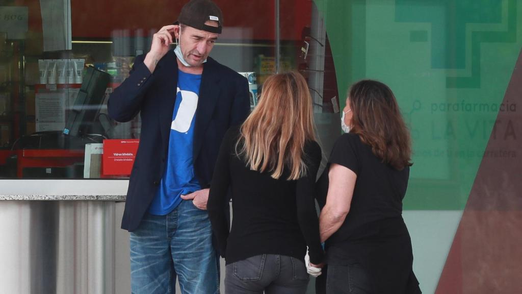 Alessandro luciendo la gorra y la camiseta de Álex.