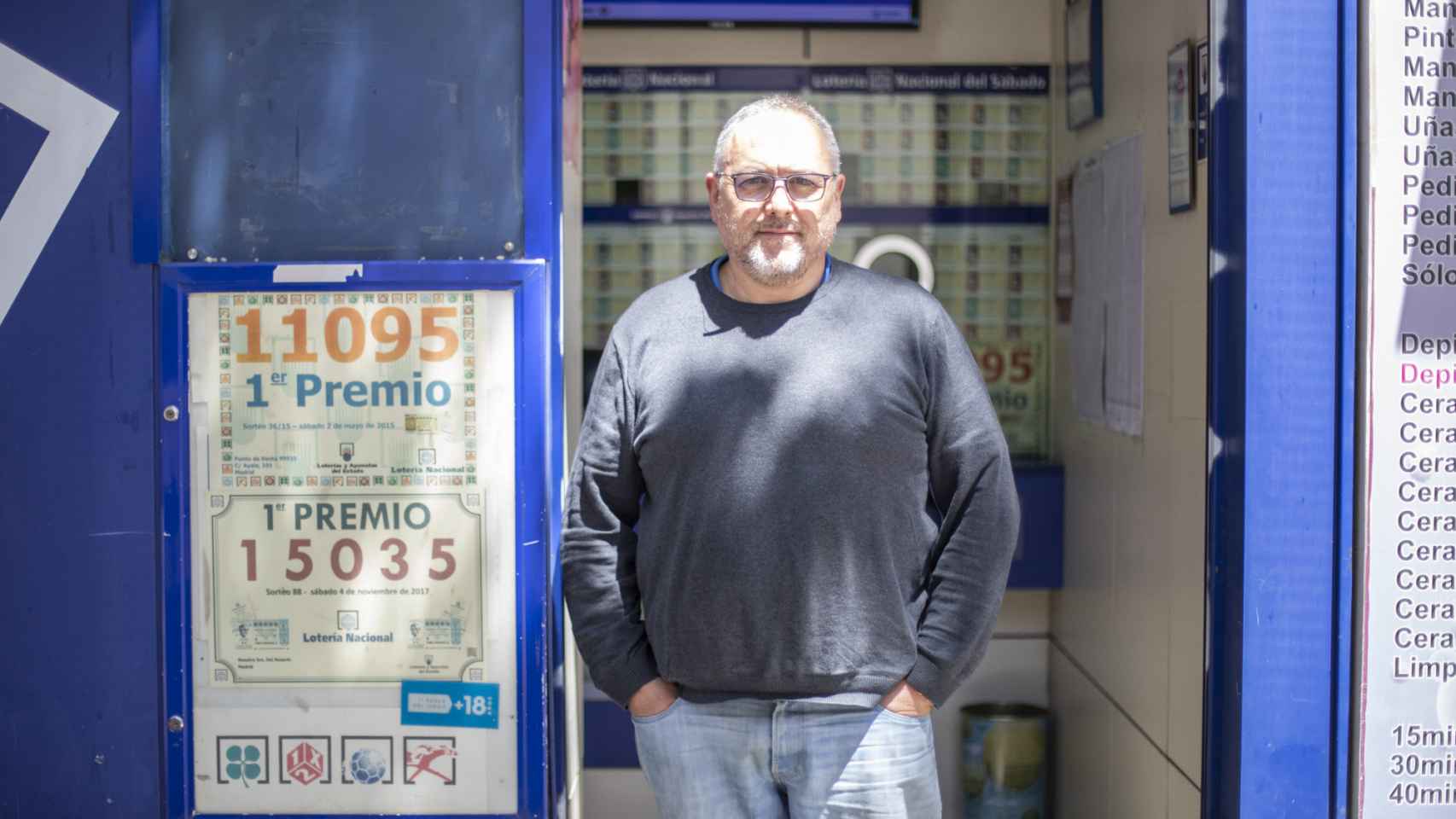 Juan Luis, en la entrada de su administración de lotería.