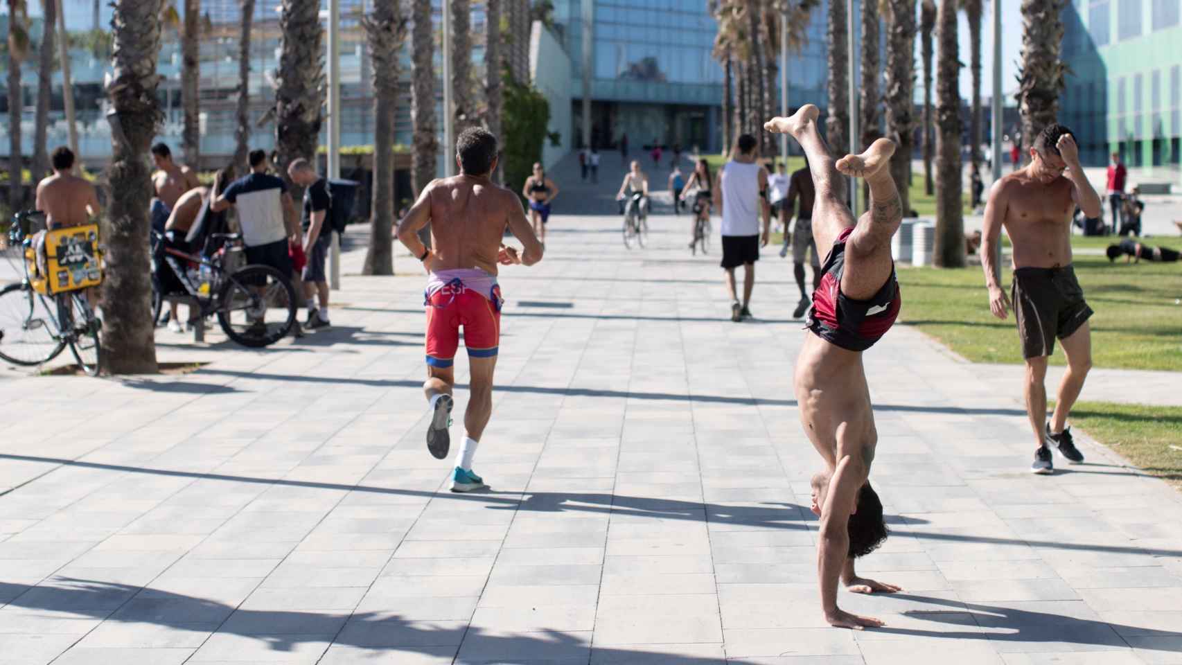Numerosas personas hacen ejercicio este martes 19 de mayo en el paseo del Mare Nostrum de Barcelona.