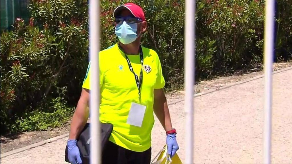 Paco Jémez ante las cámaras de Deportes Cuatro en la ciudad deportiva del Rayo Vallecano