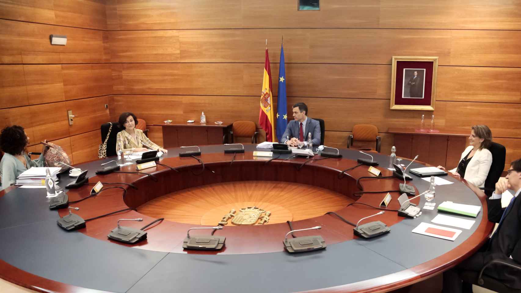 La portavoz María Jesús Montero, las vicepresidentas Calvo y Ribera, el ministro Illa y el presidente Sánchez, en el Consejo de Ministros.