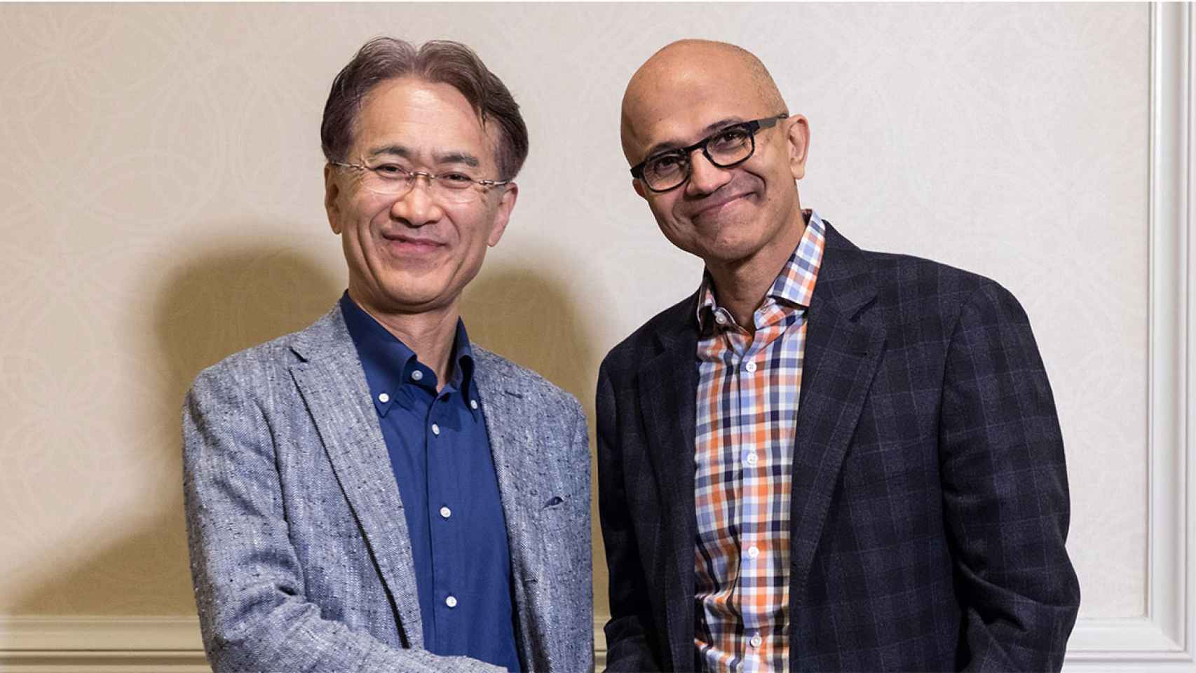 Kenichiro Yoshida, presidente y CEO de Sony, junto a  Satya Nadella, CEO de Microsoft.