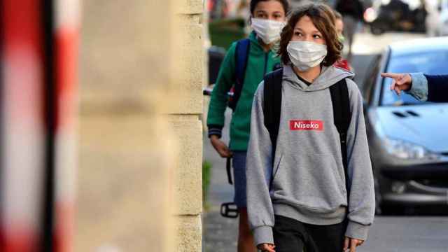 Francia cierra 70 escuelas en una semana tras detectar casos de coronavirus