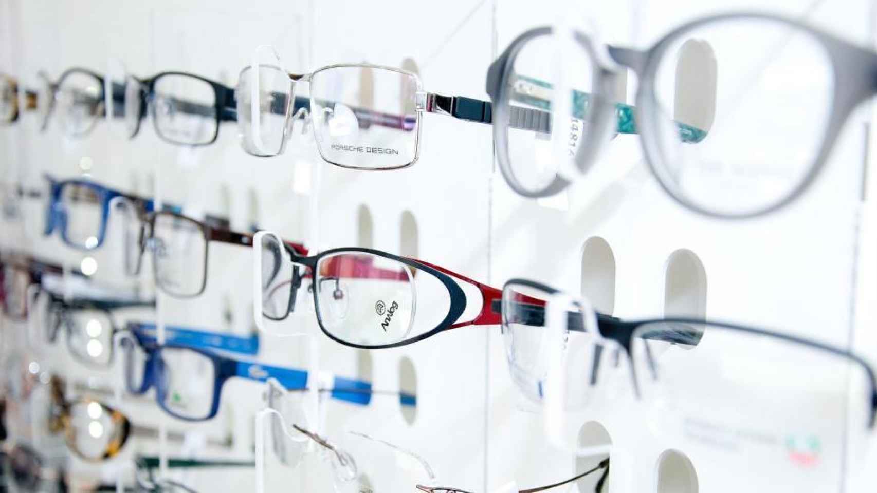 Modelos de gafas en un óptica.