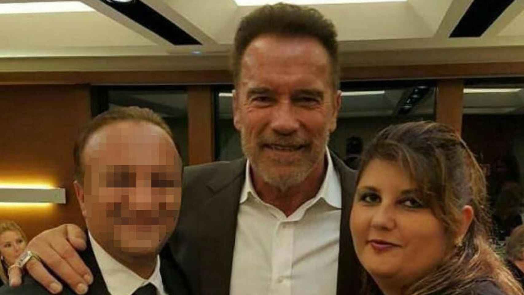 Ameneh Bazaz, propietaria de King Rox Spain, junto a su marido, Payam Shahbazi (izquierda), y al actor y exculturista Arnold Schwarzenegger.
