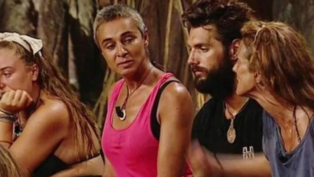Rocío Flores, Ana María Aldón, Albert Barranco y Elena en la palapa de 'Supervivientes'.