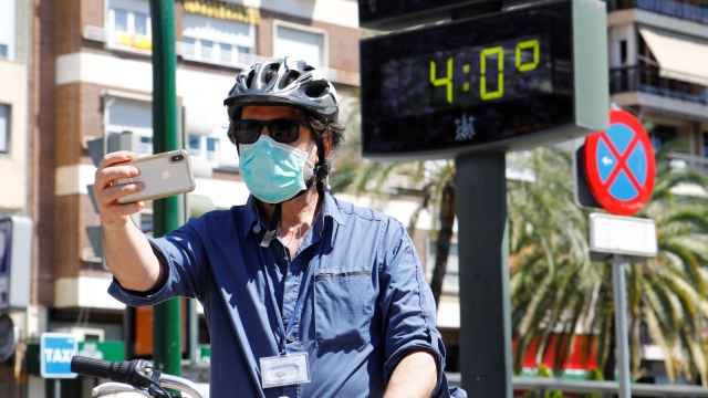 Un hombre se fotografía junto a un termómetro que marca 40 grados en Córdoba.