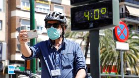 Un hombre se fotografía junto a un termómetro de calle que marca 40 grados este miércoles en Córdoba.
