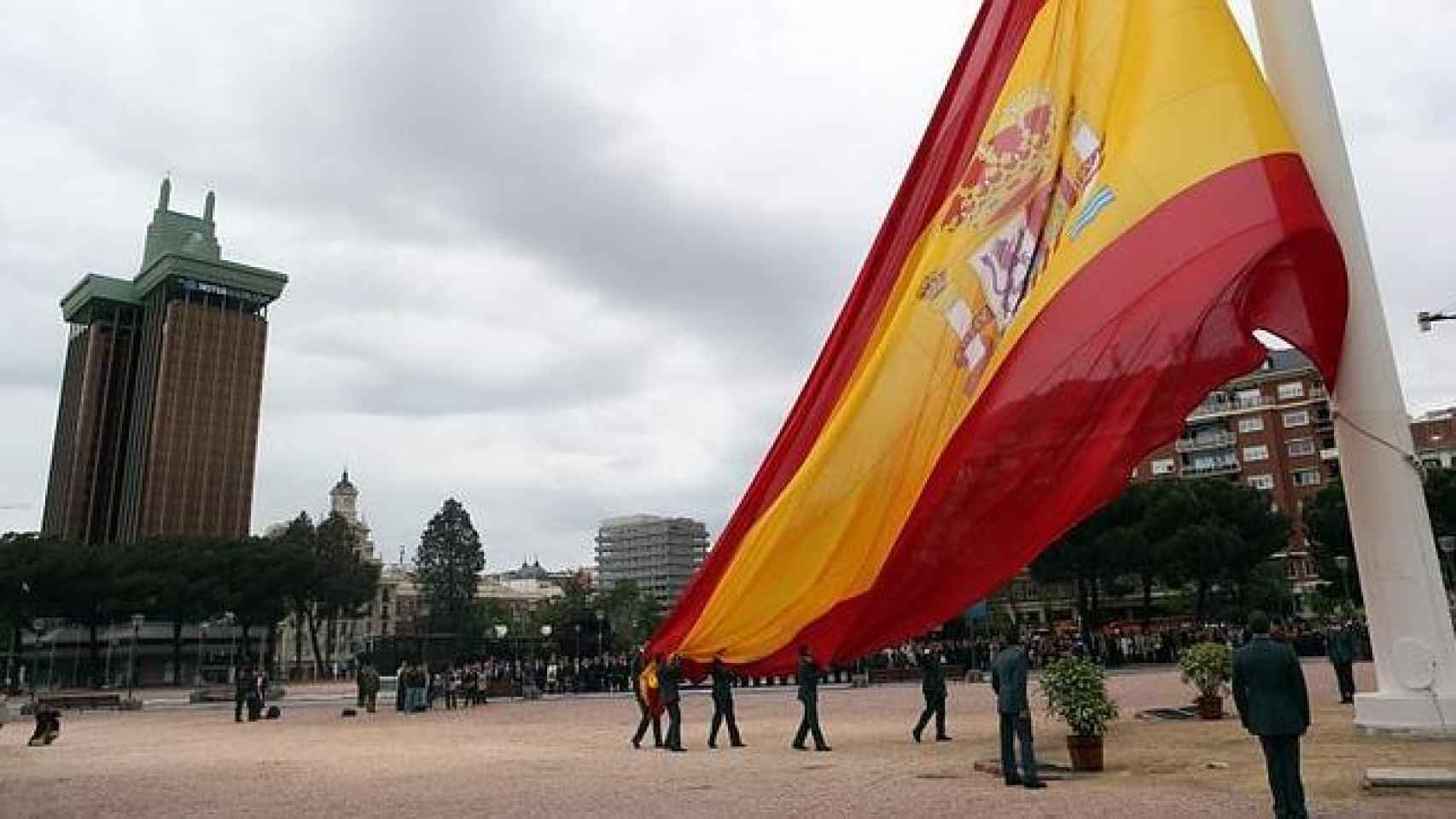 Guerra por la bandera de España en una urbanización de Ojén