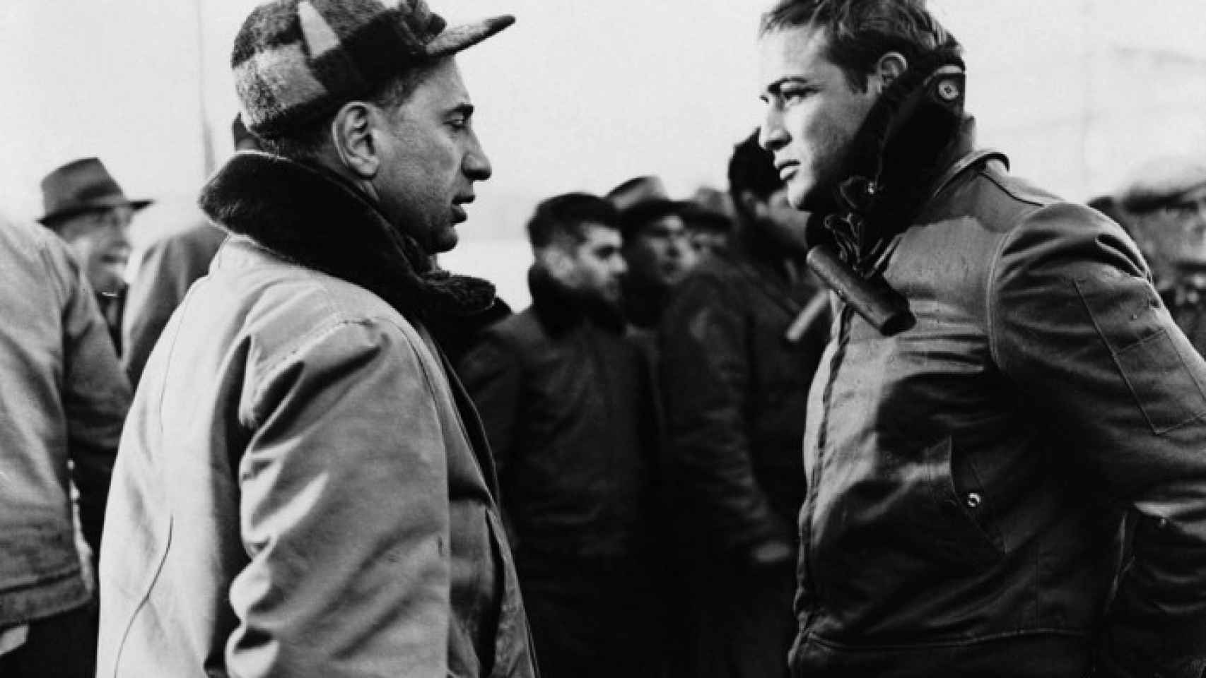 Elia Kazan y Marlon Brando en el rodaje de 'La ley del silencio'
