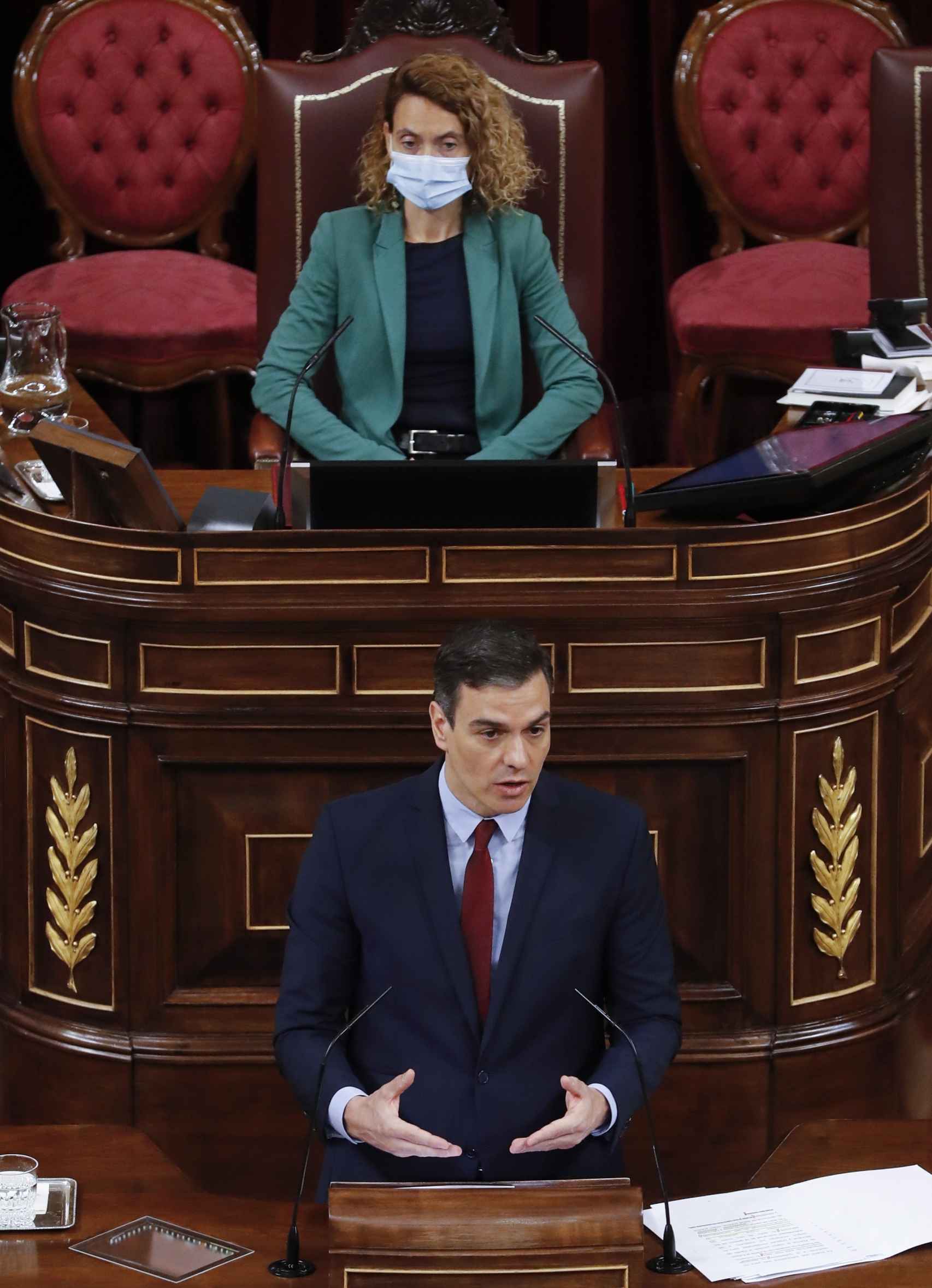 Meritxell Batet, presidenta del Congreso, escucha a Pedro Sánchez en el Congreso.