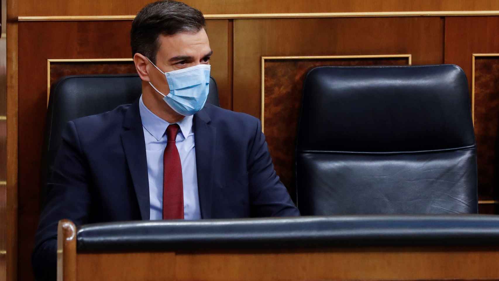 Pedro Sánchez, por primera vez con mascarilla, en el banco azul del Congreso.