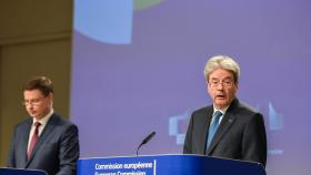 Valdis Dombrovskis y Paolo Gentiloni, durante la rueda de prensa de este miércoles