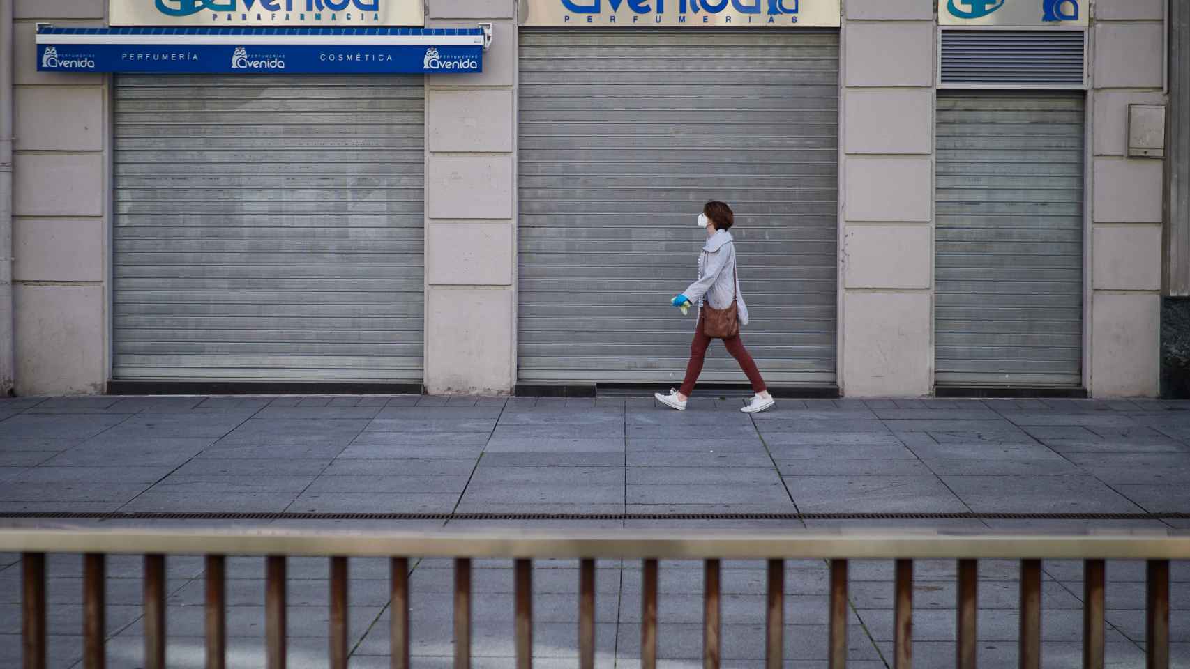 Imagen de una perfumería cerrada en Pamplona.