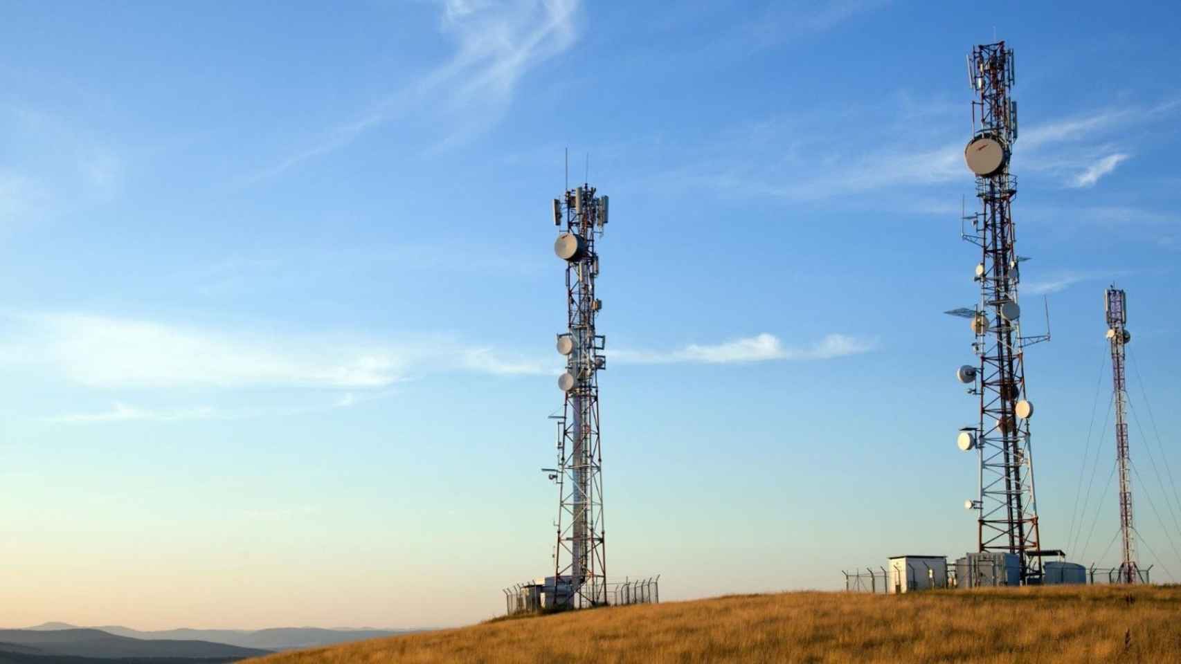 Torres con antenas de telecomunicaciones del operadora mayorista.