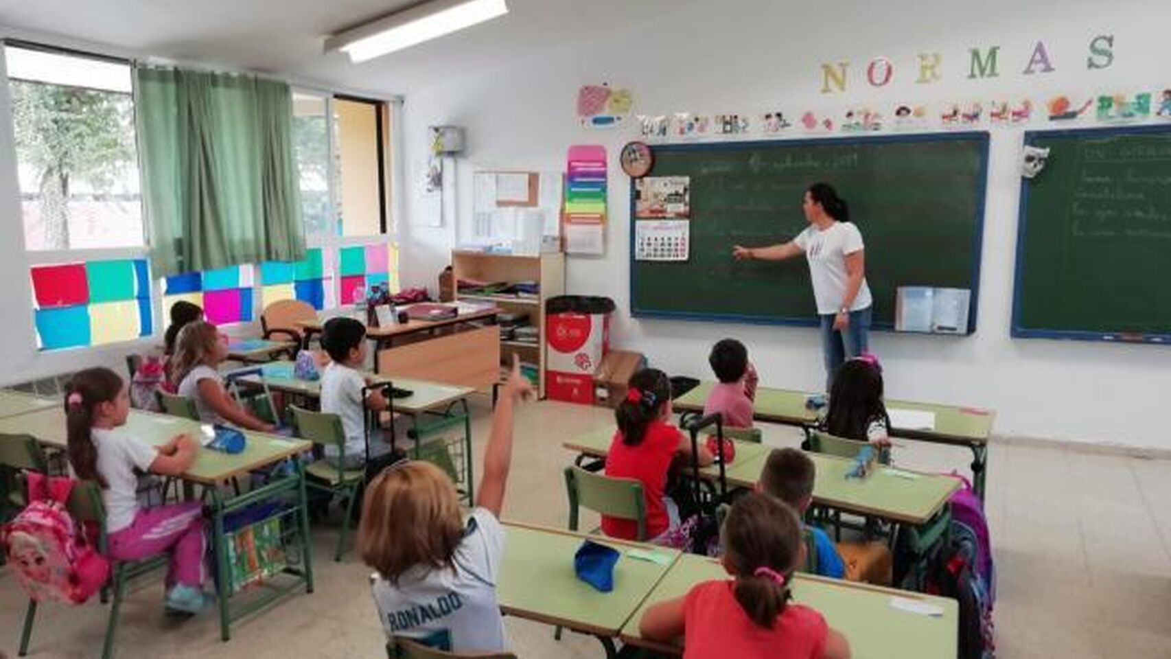 Una profesora enseñando a un grupo de alumnos de Primaria.