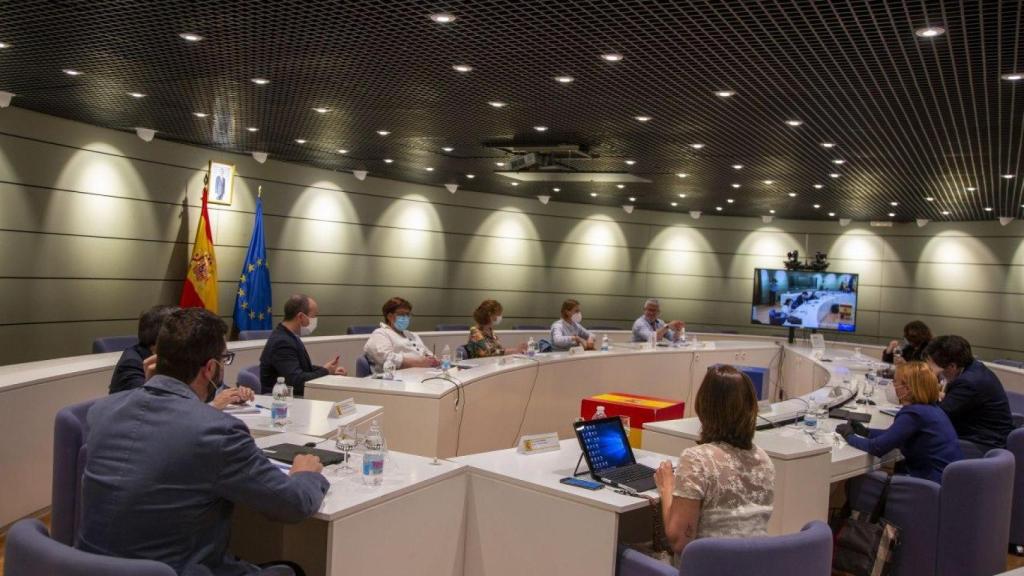 Representantes de Gobierno, sindicatos y patronales en la mesa tripartita.