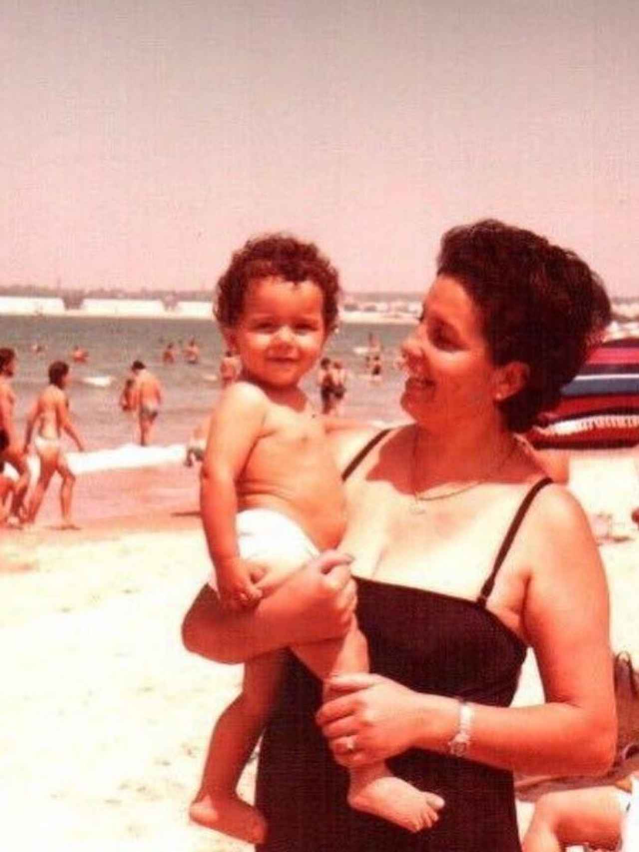 Inés, junto a su madre en unas vacaciones de verano de su infancia.