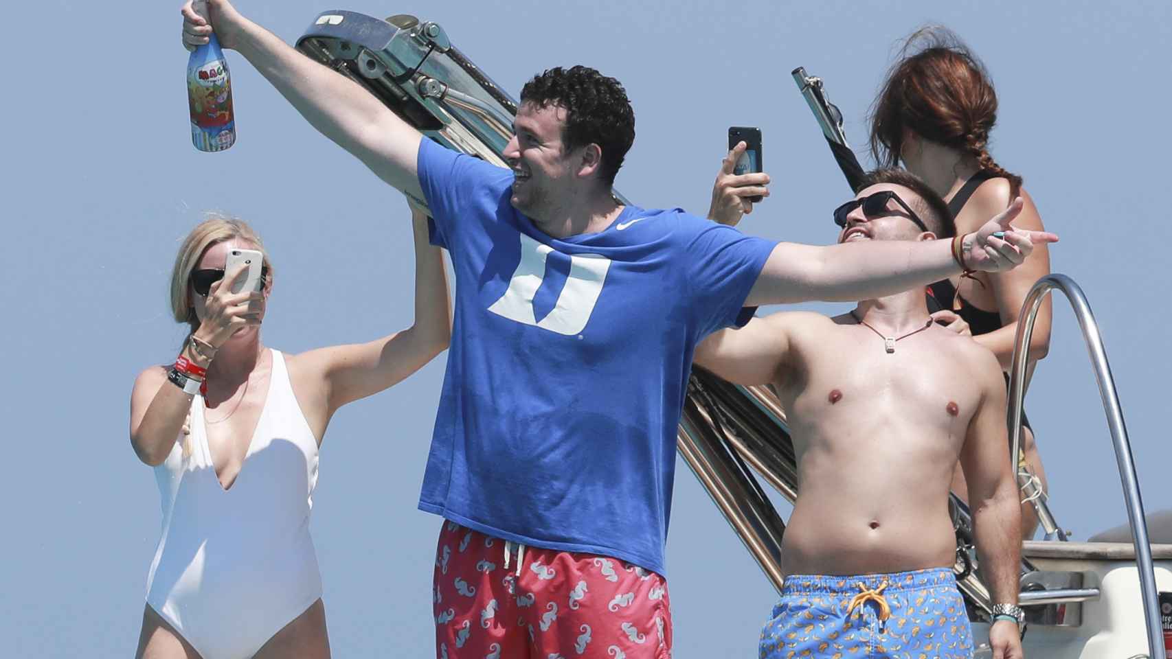 Álex Lequio en julio de 2019 festejando con sus amigos a bordo de un barco en Ibiza.
