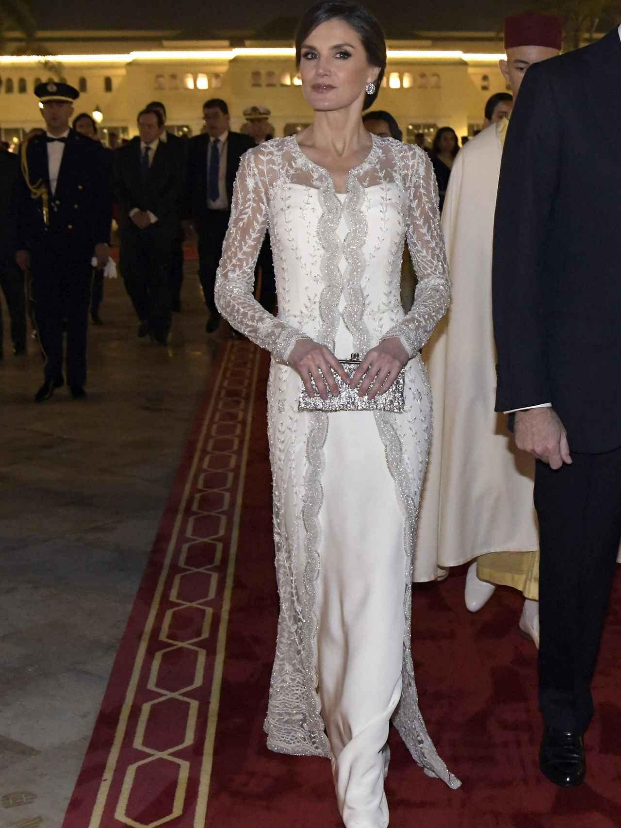 Letizia luciendo un vestido de encaje blanco inspirado en un caftán marroquí en Rabat.